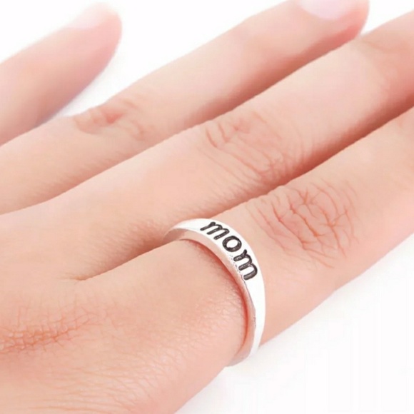 Simply Beautiful 'Mom' Ring - Picture 2 of 3